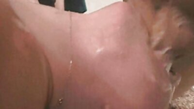 Невисокий чоловік трахає брюнетку-шлюшку після того, як вона вдерлася до порно мама син нього в будинок